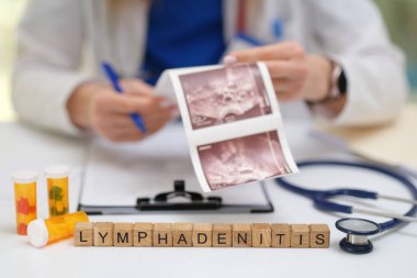 Bir doktor sifiliz test sonuçlarını ayrıntılı bir şekilde analiz ediyor ve çeşitli tedavi seçenekleri sunuyor.