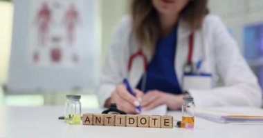 Antidotlarla çalışan bilgili bir tıp uzmanı, çeşitli şişeler ve anatomik görüntülerle çevrilidir.