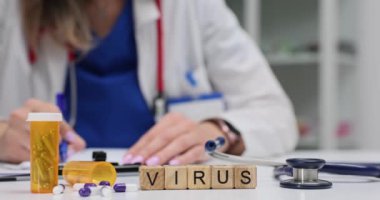 Bir doktorla, reçeteli ilaç şişesi ve tıbbi aletlerin kullanıldığı, virüs önleme üzerine odaklanmış bir sağlık merkezi.