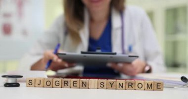 Sjogren Sendromunu detaylı bir şekilde inceleyen bir sağlık doktoru, hem teşhis hem de tedavi yöntemlerine odaklanmaktadır.