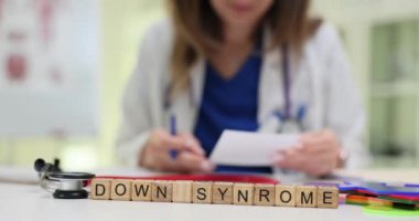 Bir sağlık uzmanı, Down Sendromu hakkında hasta bakımını ve desteğini arttırmak için bilgileri inceliyor.