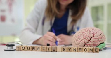 Tourette sendromunun çeşitli karmaşıklıklarını uzman görüşleri ve en son araştırmalar merceğiyle araştırın.