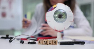 Bu görüntü EMDR terapisinde kullanılan bir göz modelinin yakın çekimini gösteriyor.