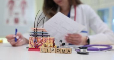 Bir sağlık uzmanı, kapsamlı notlarla birlikte tıbbi araçları kullanarak lipoma modelini ayrıntılı olarak analiz ediyor.