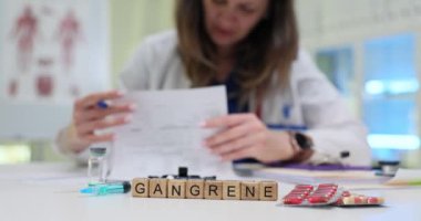 Kangren tedavisi ve farkındalık konularıyla ilgili kapsamlı belgeleri özenle inceleyen bir sağlık uzmanı