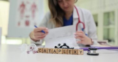 Bir sağlık uzmanı, klinik ortamdaki katapleksi semptomları ve ilgili faktörleri titizlikle inceliyor.