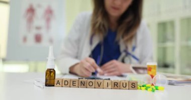 Bir araştırmacı, klinik bir ortamda belirli tıbbi materyaller kullanarak adenovirüs üzerine kalıcı bir çalışma yürütüyor.