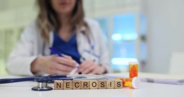 Kendini adamış bir tıp uzmanı karmaşık bir nekroz vakasını inceleyerek, hastanın bakımındaki önemini vurguluyor.