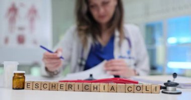 Bir sağlık uzmanı bir laboratuvar ortamında Escherichia Coli bakterisiyle ilgili verileri titizlikle analiz eder.