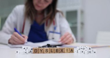 Kendini adamış bir sağlık uzmanı, notlar ve çeşitli eğitim materyalleri kullanarak disleksiyi aktif olarak araştırıyor.