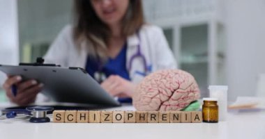 Bu belge, şizofreninin klinik tedavisini ilaç ve terapi yaklaşımlarıyla özetlemektedir.