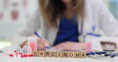 Bir sağlık uzmanı, kuyuda gelişmiş aletler kullanarak çeşitli kanseromalar üzerinde çalışmaktadır.