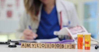 Kendini adamış bir sağlık uzmanı çeşitli ilaç ve referans materyalleri kullanarak amiloidoz üzerinde çalışıyor.