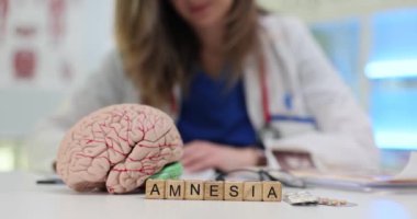 Bu hafıza kaybının kalıcı bir keşfi, çeşitli etkilerini ve insan beyninin hafıza kaybına nasıl tepki verdiğini inceliyor.