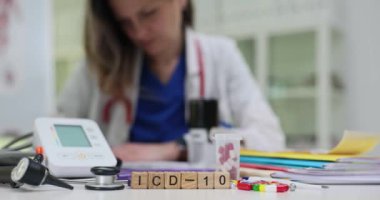 ICD10 kodları ve temel ekipmanları kullanan çeşitli tıbbi görevlerle aktif olarak ilgilenen bir sağlık uzmanı