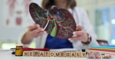 Kapsamlı bir karaciğer modelini tıbbi bağlamda kullanarak hepatomegalinin karmaşık detaylarını derinlemesine araştır