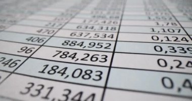 Veri görselleştirme ve finansal performans kavramı. Hesap tablosundaki satır ve basamaklı sütunlar yükselen grafikle ekonomik büyümeyi temsil ediyor