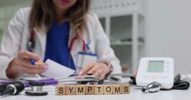 Kendini adamış bir sağlık uzmanı, gerekli tıbbi araç ve gereçlerle çevrelenmiş semptomları gözlemler.