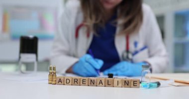 Yetenekli bir sağlık uzmanı laboratuarda adrenalin hazırlıyor, tıbbi çalışkanlık ve sorumluluk gösteriyor.