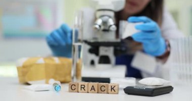 Bir bilim adamı laboratuvar ortamında yasadışı uyuşturucu testi yaparken maddeleri inceliyor