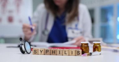 Bir sağlık uzmanı, klinik ortamda frengi tedavi seçeneklerini ayrıntılı bir şekilde inceler ve değerlendirir.