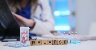 Bu resim tedavide kötüleşen yönetimin, ilaçların ve sağlık hizmetlerinin altını çizmenin karmaşıklığını göstermektedir.