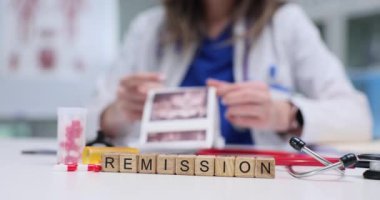 Nitelikli bir tıbbi uzman, hasta gerilemesi ve sağlık ilerlemesine odaklanarak tıbbi görüntüleri gözden geçirir.