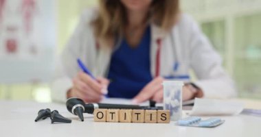 Bir sağlık uzmanı otitis medyasına özel araçlar ve titizlikle gözlemler sunar.