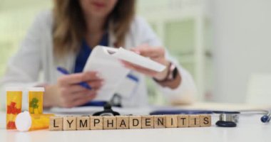 Bir sağlık uzmanı lenf iltihabının tedavi protokolleriyle ilgili hayati belgeleri ayrıntılı bir şekilde inceliyor.