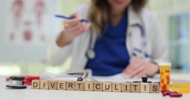 Bir sağlık uzmanı divertikül iltihabını, belirtilerini ve tüm mevcut tedavileri ayrıntılı bir şekilde açıklar.