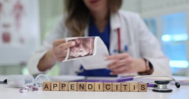 Nitelikli bir tıp uzmanı apandisitin görüntüsünü analiz eder ve acil bakım gereğini vurgular.