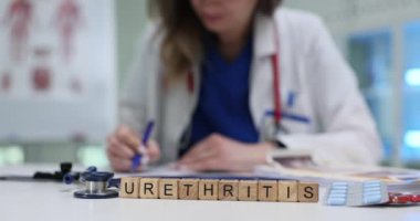 Üretrit için çeşitli nedenleri ve mevcut tedavi seçeneklerini araştırın, ki bu önemli bir sağlık sorunudur