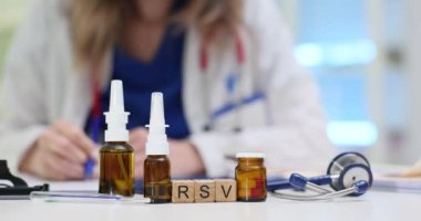 Kendini adamış bir tıp uzmanı klinik ortamda çeşitli RSV tedavilerini titizlikle inceliyor.