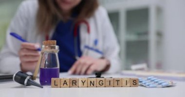 Gelişmiş laboratuvar ekipmanları kullanarak gırtlak iltihabını analiz eden bir tıp doktoru ve klinik ortamdaki detaylı notlar.