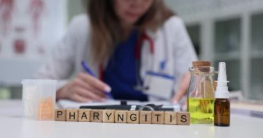 Bir sağlık uzmanı klinik ortamlarda etkili farenjit ilaçları ve tedavileri araştırır