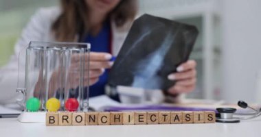 Bronşitektazinin durumuyla ilgili röntgenleri ayrıntılı bir şekilde inceleyen bir sağlık uzmanı.