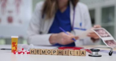 Bir sağlık uzmanı, çeşitli eğitim materyalleri ve araçları kullanarak hemofili hakkında etkili bir şekilde tartışır.