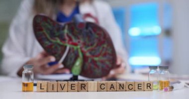 Bu, tıbbi bir ortamda yürütülen karaciğer kanseri araştırmalarının görsel bir temsili.
