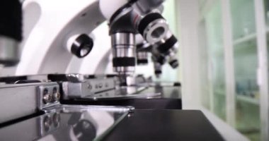 Gelişmiş görüntüleme yazılımıyla donatılmış laboratuvar mikroskobu. Mikroskoplar bilim adamlarına biyolojik örnekleri inceleme olanağı sağlıyor.