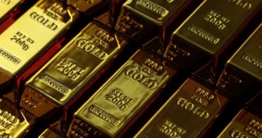 Parlak altın külçeleri titizlikle bankada düzenli olarak düzenlenir. Düzgün sıralanmış altın külçeleri zenginliği ve uzun vadeli yatırım potansiyelini simgeliyor