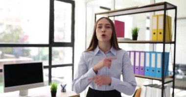 Profesyonel iş kadını çalışanlara fikirlerini sunar. Kadın ofis çalışanı, iş arkadaşlarının önemli noktalarını vurgulamak için çeşitli el hareketleri kullanıyor