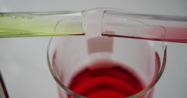 Kimyasal sıvılar test tüplerinden laboratuardaki deney tüplerine akar. Kontrollü laboratuvar ortamında köpüren bir reaksiyon yaratıyor.