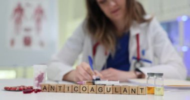 Bir sağlık uzmanı, bilgi ve uygulamaları geliştirmek için klinik bir ortamda pıhtılaşma önleyici maddeleri araştırır.