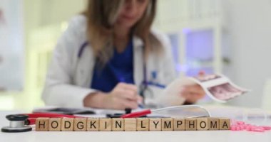 Kendini adamış bir sağlık uzmanı Hodgkin Lenfoması ve etkileri hakkında ayrıntılı bir şekilde çalışıyor.