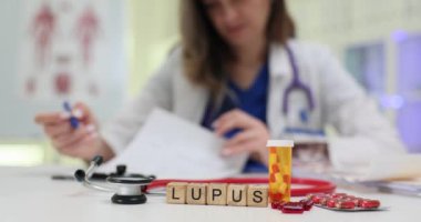 Lupus farkındalığı üzerine odaklanmış bir bakış, ilgili materyal ve kaynakların profesyonel değerlendirilmesinin gösterilmesi