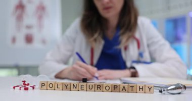 Kendini adamış bir sağlık uzmanı klinik bir ortamda polinöropati üzerine araştırma yapıyor.