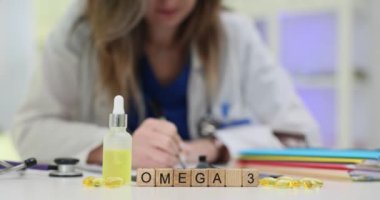 Bir sağlık uzmanı bugün klinik bir ortamda Omega 3 beslenme takviyelerini iyice inceliyor.