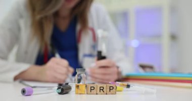 Çeşitli şırıngalar ve özel ekipmanlar kullanarak PRP tedavisine özenle hazırlanan bir tıp uzmanı.