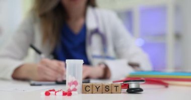 Bir sağlık uzmanı kistleri tartışır, ana tıbbi araçları kullanır ve diyaloğu yönlendirmek için notlar alır