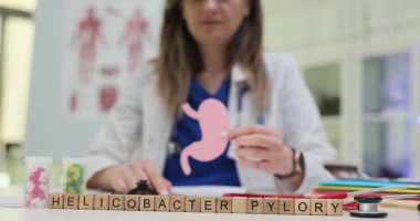 Bilge bir tıp uzmanı Helicobacter Pylori 'nin mide sağlığını nasıl önemli ölçüde etkilediğini ayrıntılı bir şekilde açıklıyor.